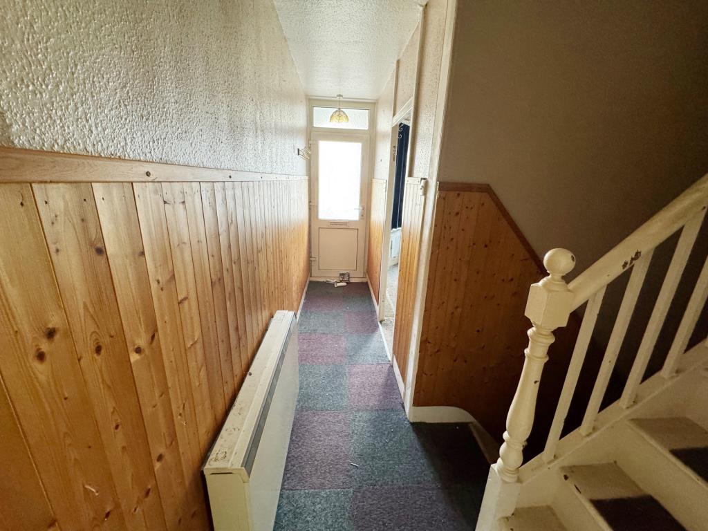 Lot: 1 - TERRACE HOUSE FOR IMPROVEMENT - Entrance Hall
